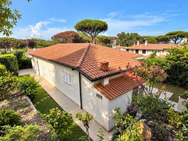 Via Alcide de Gasperi 22 8 vani 160mq
