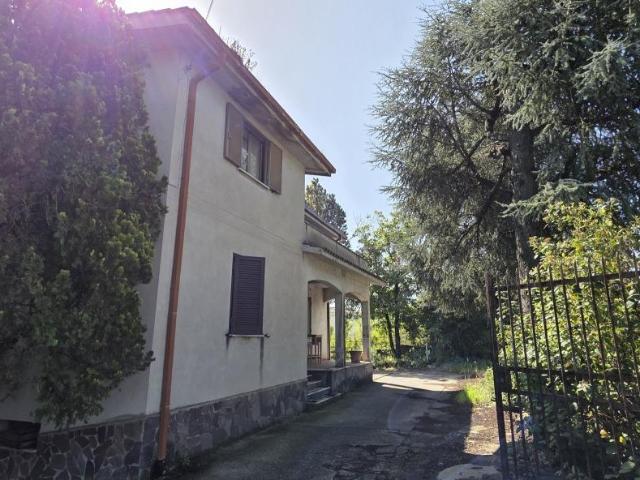 Via Aldo Moro 38 10 vani 250mq
