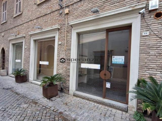 via arco d´augusto quadrilocale 117mq