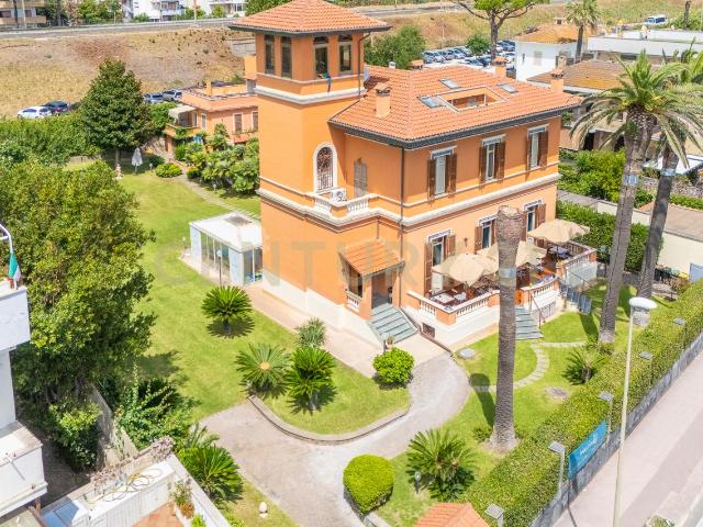 Via Aurelia 393 17 vani 536mq