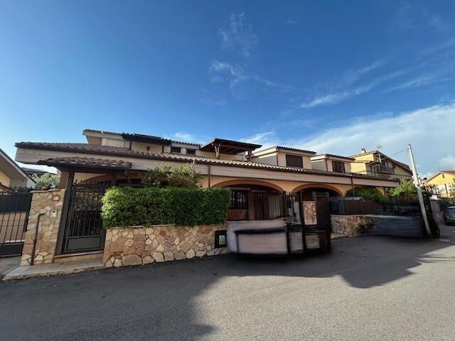 Via Aurelio Saffi 85 5 vani 150mq