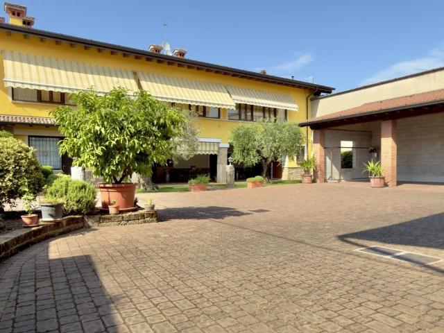 Via Bolognina 43 trilocale 143mq