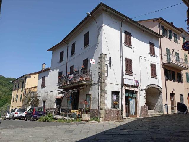 Via Borgo Rometta Soliera 57 15 vani 350mq
