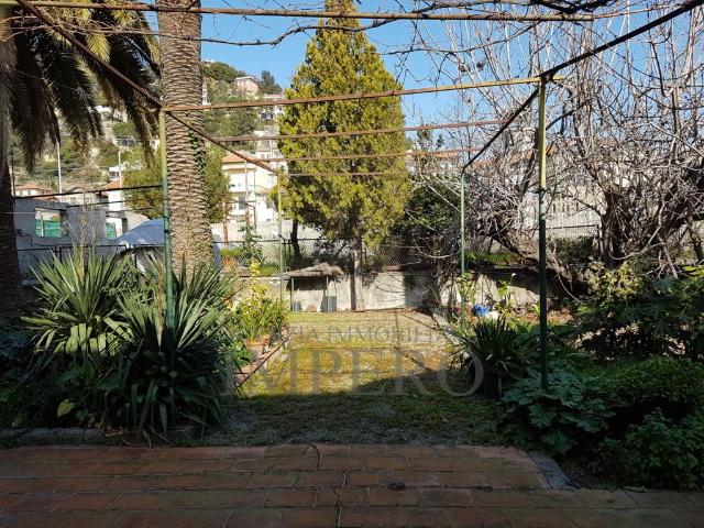 Via Basso 1 10 vani 190mq