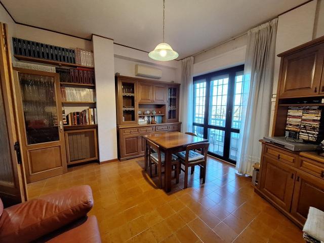 Via G. di Vittorio 3 5 vani 80mq