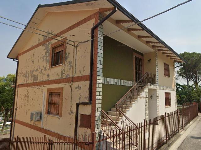 Piazza Capelli 34 12 vani 325mq