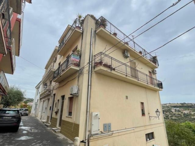 Via Giuseppe Sparacino 339 6 vani 150mq