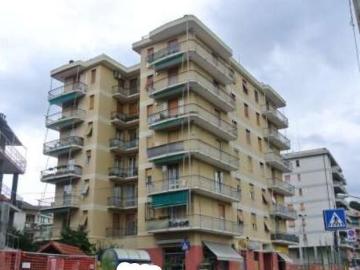 Via Giacomo Poirè 83 6 vani 129mq