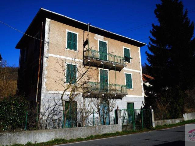 Via Giovo 130 16 vani 350mq