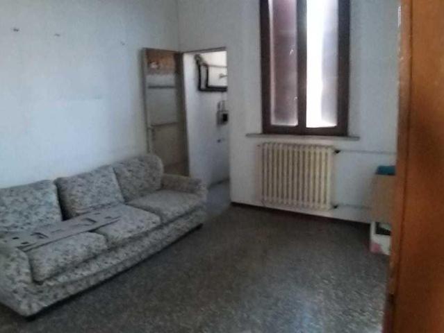 via gramsci 8 vani 500mq