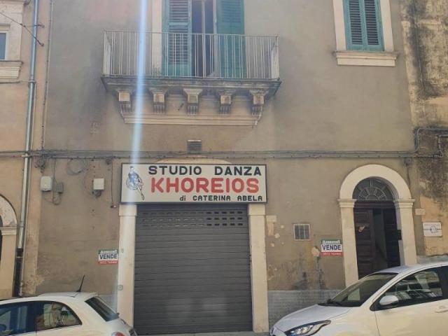 Via Dottor Filippo Pennavaria 17 7 vani 200mq