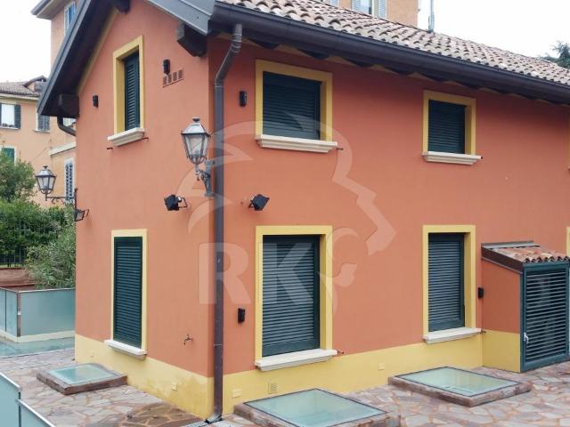 Via Dotti 16 353 10 vani 254mq