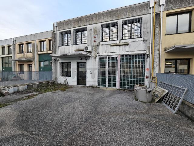VIA DAL PONTE 100 9 vani 540mq