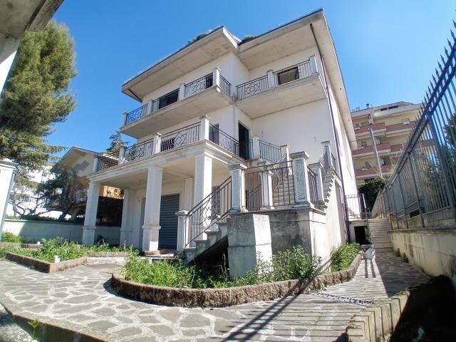 Via dei Frentani 60 12 vani 630mq