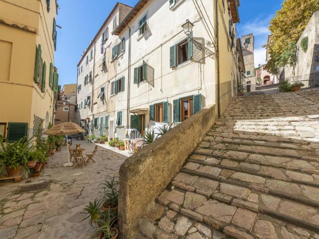 Via del Falcone 8 5 vani 100mq