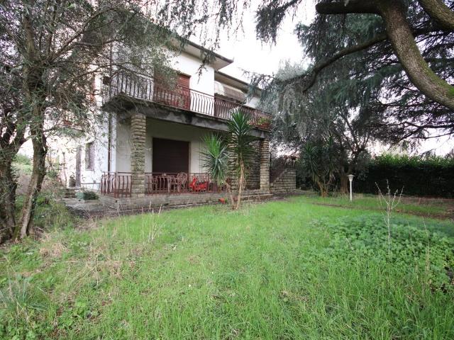 via dell´acquacalda, s.pietro a vico 2500 12 vani 300mq