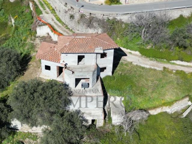 Via delle Ginestre 5 vani 120mq