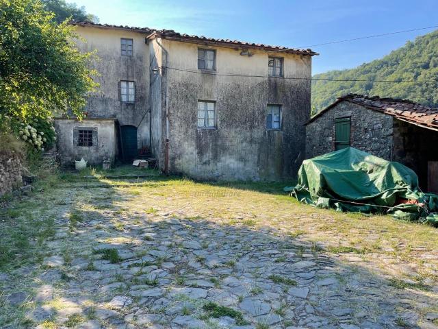 Via delle Mura 13 20 vani 420mq