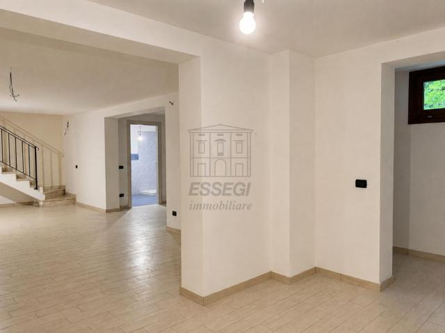 Via delle Querce 939 7 vani 220mq