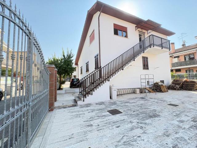 Via delle Rose 7 5 vani 140mq