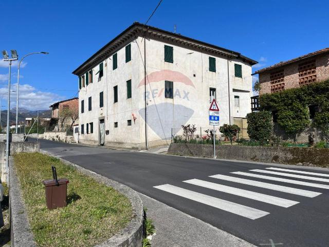 Via di Coreglia 8 vani 200mq
