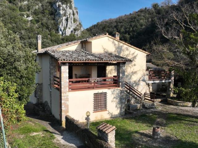 Via di Carnano 8 15 vani 350mq
