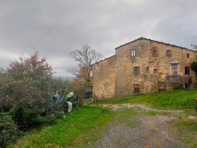 Via di Mezzomonte 12 vani 650mq