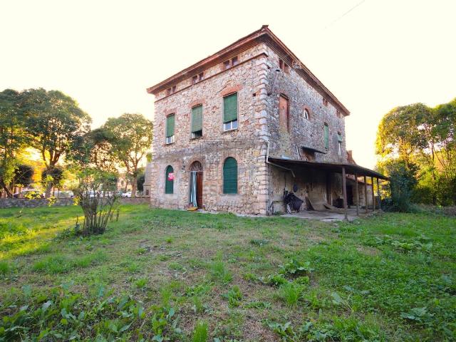 Via di Nozzano 611 12 vani 270mq