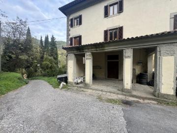 Via di Val di Setta e Val di Bisenzio 21 10 vani 300mq