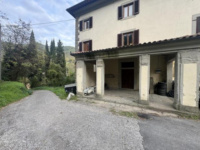 Via di Val di Setta e Val di Bisenzio 21 10 vani 300mq