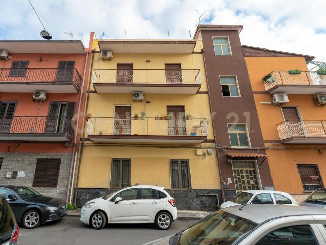 Via Edmondo de Amicis 62 5 vani 75mq