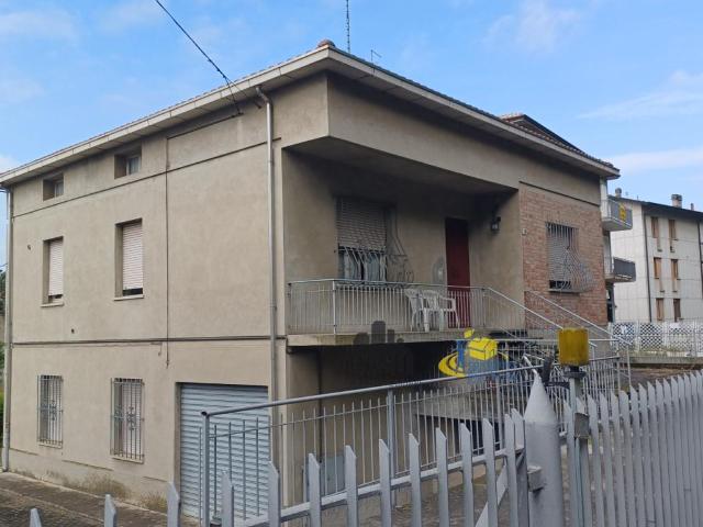 Via Eugenio Curiel 19 6 vani 213mq
