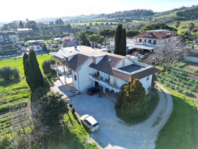 Via Eugenio Montale 14/15 7 vani 135mq