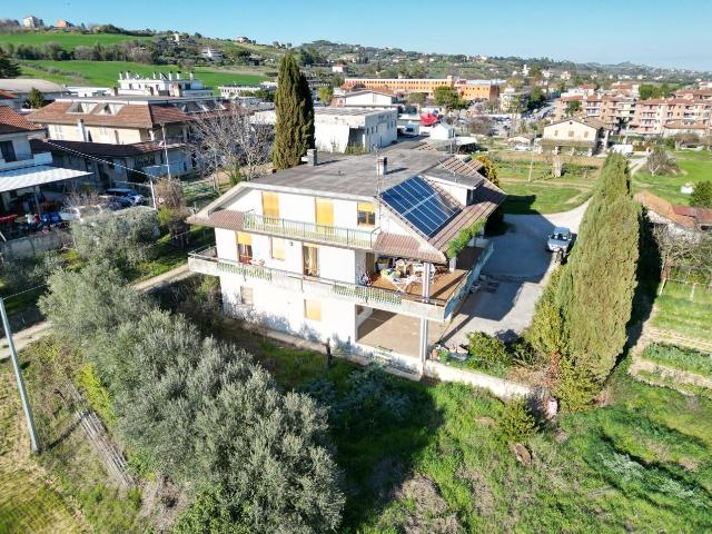 Via Eugenio Montale 14/15 6 vani 150mq