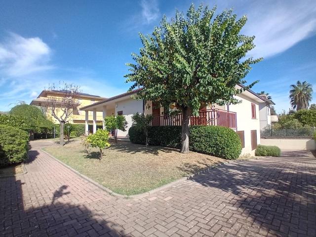 Via Fiume Orta 6 10 vani 350mq