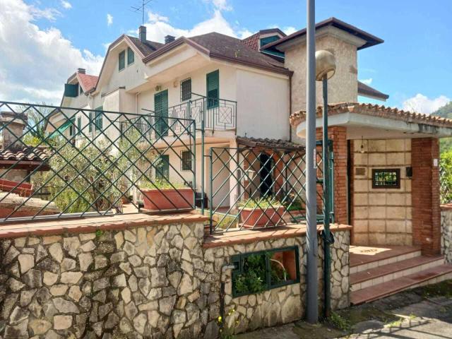 Via Frá Giacomo 35 8 vani 194mq