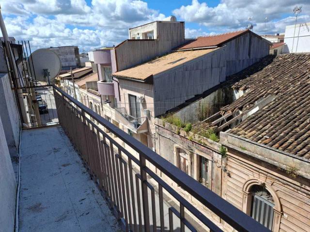 Via Francesco CRISPI 6 vani 115mq