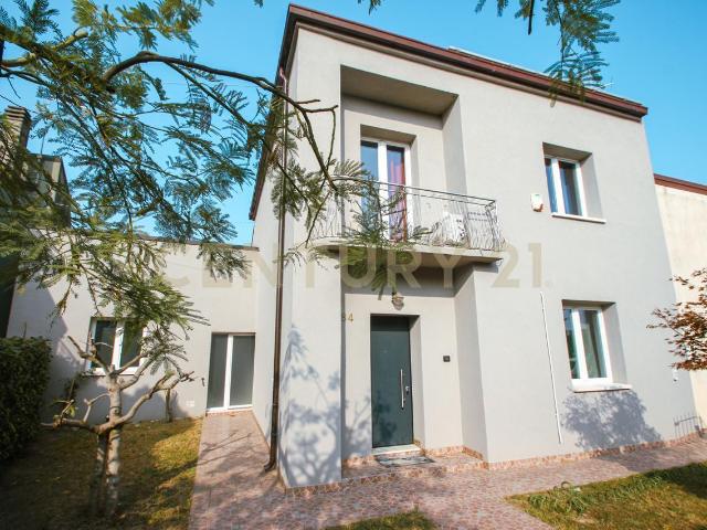 Via Frescà 84 8 vani 238mq