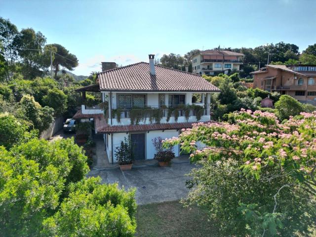 Via Furbara Sasso 8 vani 180mq