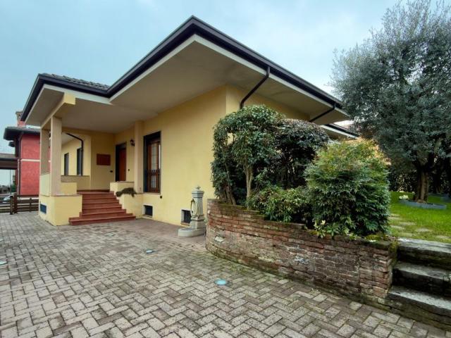 Via I Maggio quadrilocale 295mq