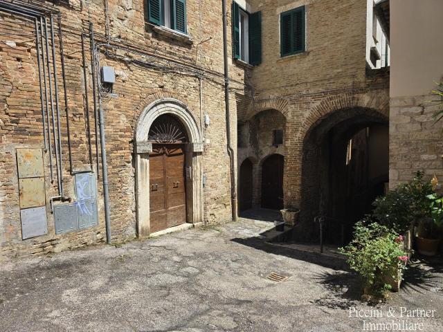 Via Imbriani 38 6 vani 170mq