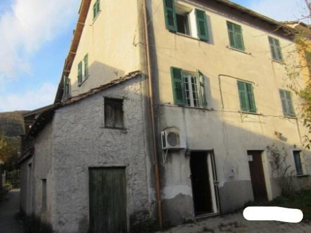 Via Insurrezione 2 6 vani 119mq