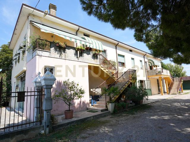 Via Isolella 140 16 vani 499mq