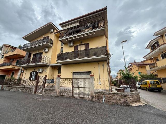 Via Luigi Settembrini 31 trilocale 110mq