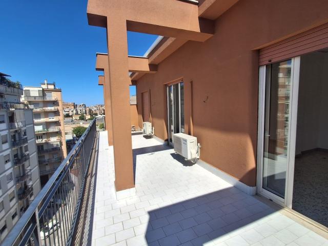 Via M. se di Villabianca/Laurana Attico 4 vaniAttico panoramico posto al sesto piano con ascensore e servizio di portierato.L'immobile gode di un terrazzo di 30 mq e un balcone, la doppia esposizione garantisce un'ottima luminosità in tutti gli ambienti