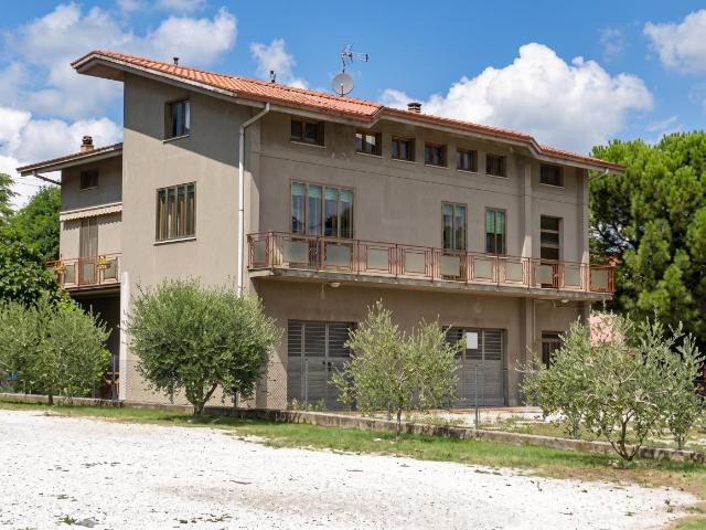 Via Montefeltro 186 6 vani 126mq