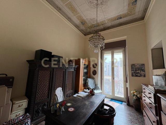 Via Matteo Renato Imbriani 185 5 vani 180mq