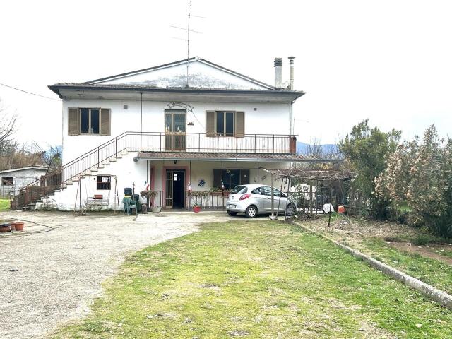 Via Madonna di Tufano 9 vani 230mq