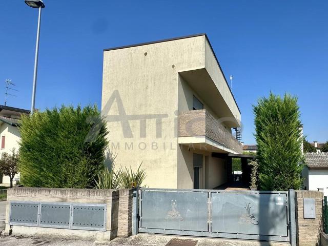 Via Mario Malfatto 46 quadrilocale 130mq