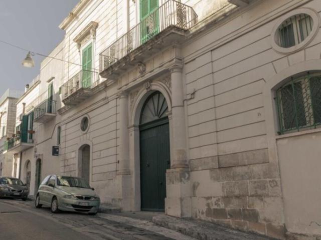 Via Martiri di Kindu 18 vani 1500mq
